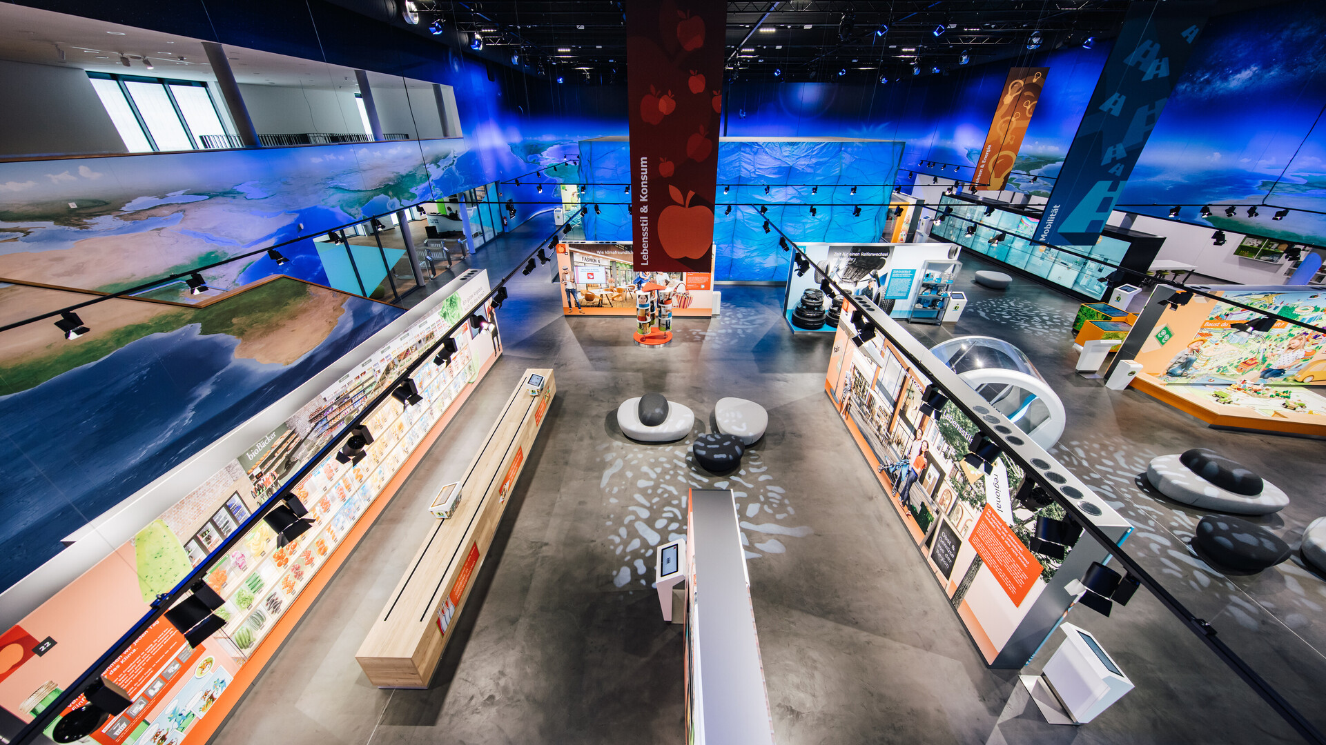 Blick auf die Innenausstellung aus der Vogelperspektive.