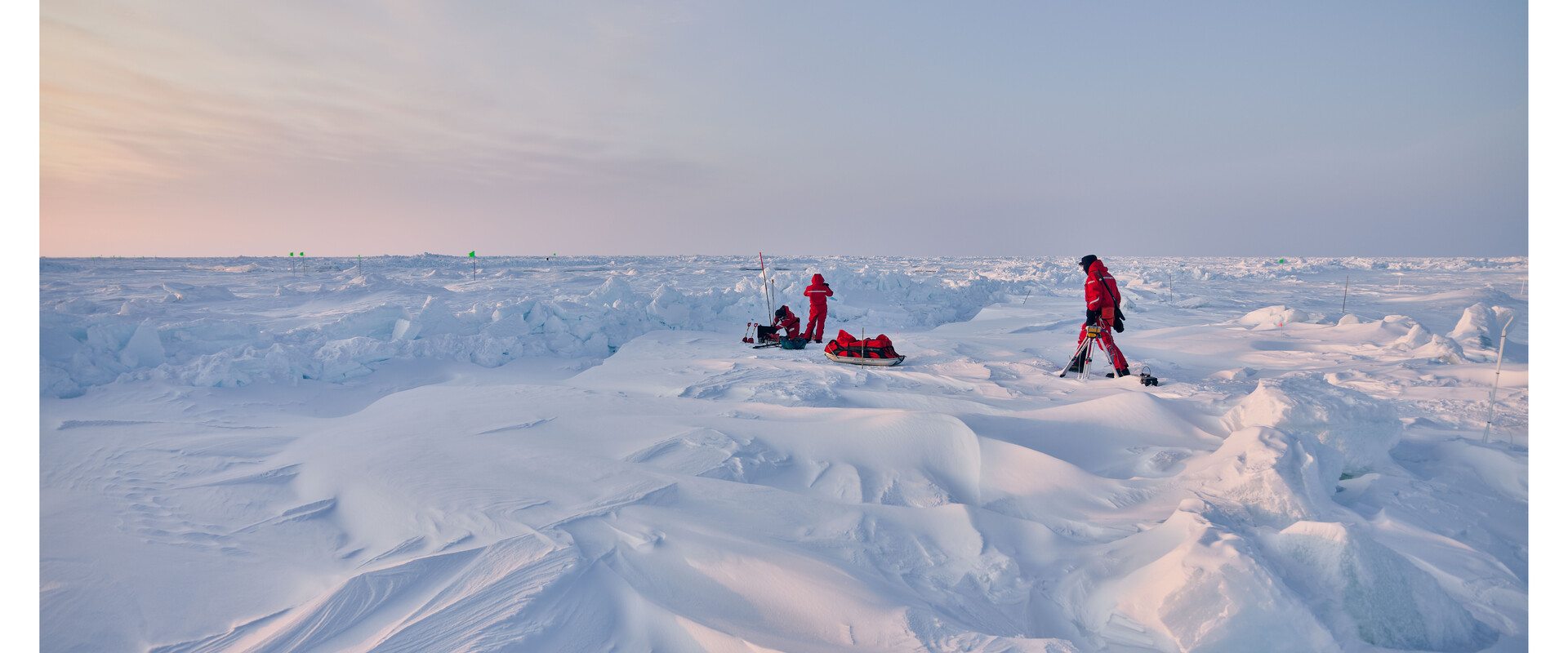 Wissenschaftler bei Messungen in einem Eisfeld.