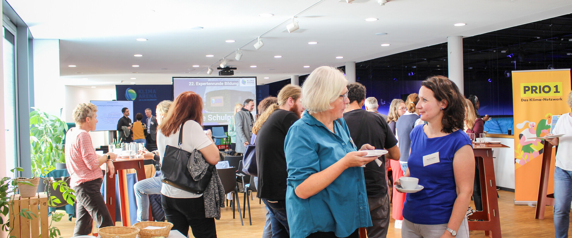 Besucherinnen einer Veranstaltung beim Netzwerken