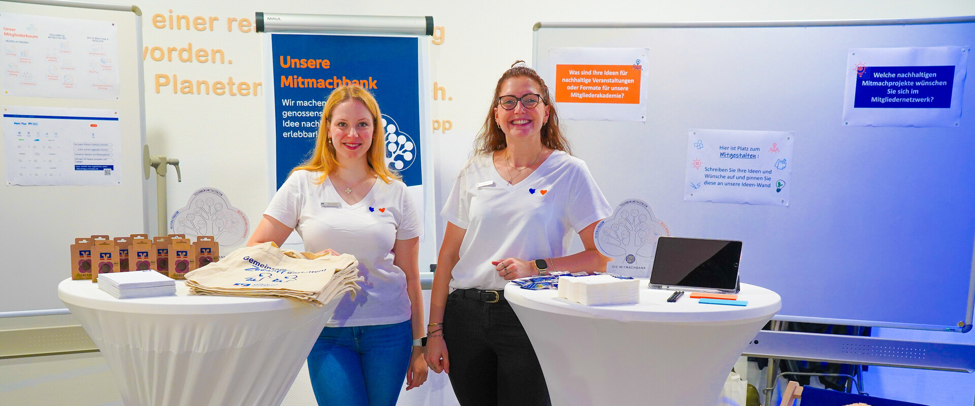 Zwei Mitarbeiterinnen der Volksbank Kraichgau